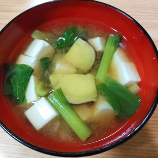 豆腐とさつまいもと小松菜の味噌汁